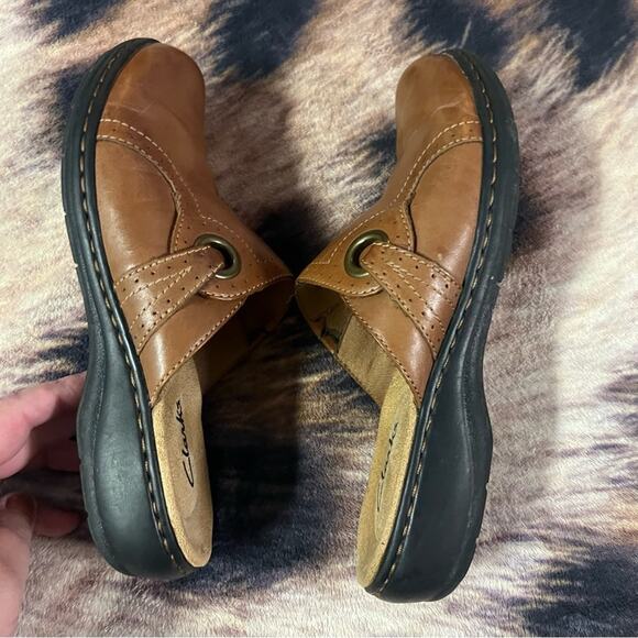 Clarks Lighter Brown Leather Slip On Clogs Women's Size 6.5 Backless Easy On - Picture 2 of 9